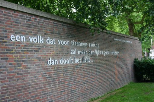 H.M.van Randwijk tekst muur Weteringplantsoen